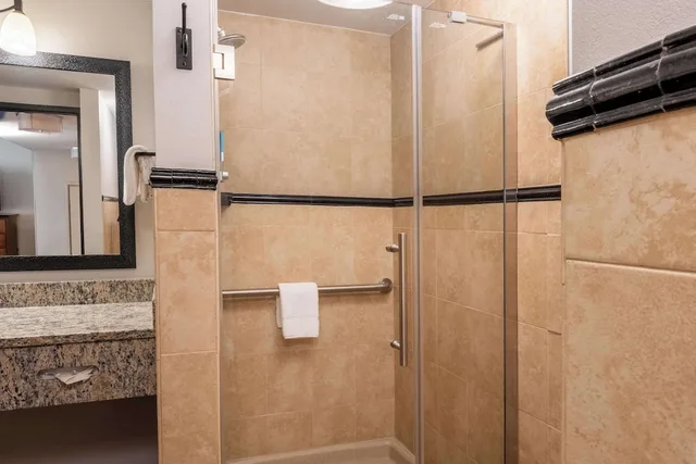 جناح بسريرين كوين بغرفتين مع أريكة، Drury Plaza Hotel Broadview Wichita 4/4