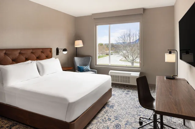 غرفة بسرير كينج بإطلالة على المدينة، Four Points by Sheraton Penticton at the Convention Centre 1/5