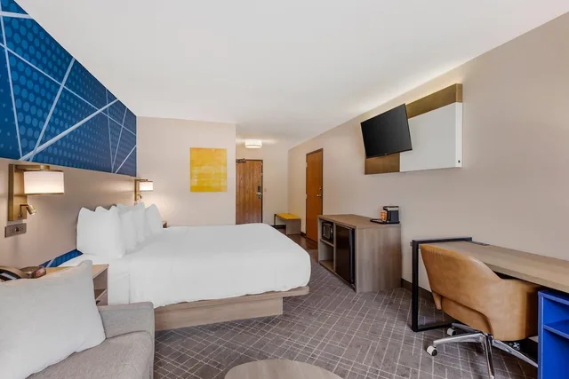 Standard, King Bed, River View, Sofa, Comfort Inn River's Edge 3/10