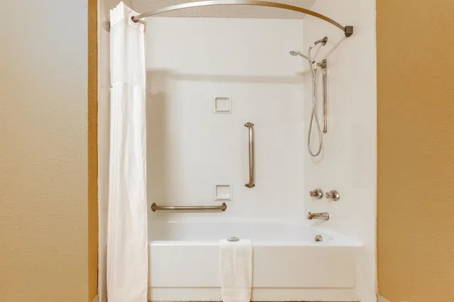 غرفة بسرير كينج للمدخنين، Days Inn By Wyndham Hillsboro Tx 7/7