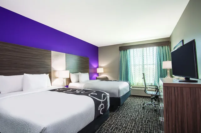 غرفة بسريرين كوين، La Quinta Inn & Suites by Wyndham Forsyth 3/6