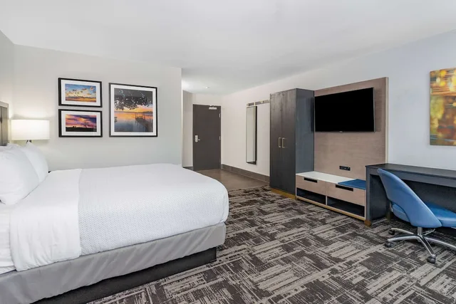 غرفة بسرير كينج، LaQuinta Suites by Wyndham South Bend Notre Dame Area 1/5
