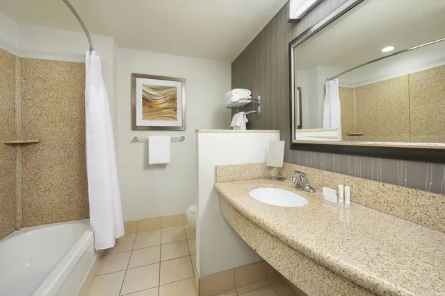غرفة بسريرين كوين مع أريكة لذوي الإعاقة، Courtyard Grand Junction 2/2
