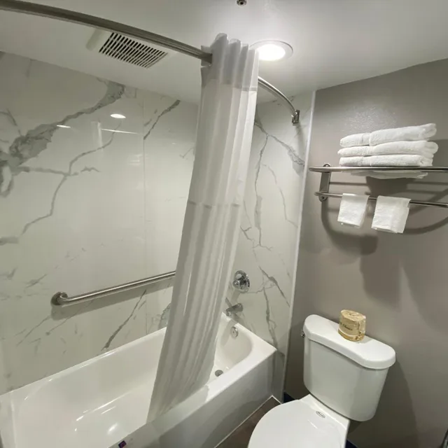 1 King Bed - Non-Smoking, Micfridge، Motel6 Bullhead City, AZ 7/10