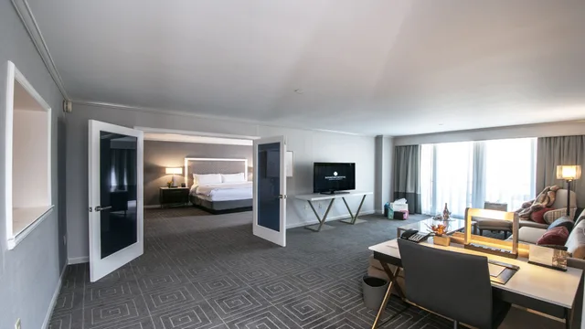 جناح بسرير كينج بشرفة بغرفة نوم واحدة، InterContinental Kansas City at the Plaza 6/9