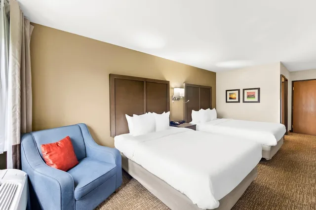 غرفة قياسية بسريرين كوين، Comfort Inn Van Wert, OH 3/7