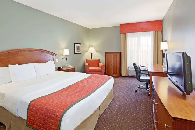 غرفة بسرير كينج لذوي الإعاقة، La Quinta Inn & Suites by Wyndham Olathe 3/6