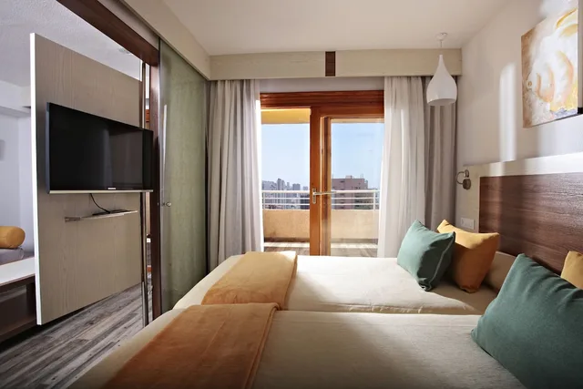 جناح بإطلالة على المسبح بشرفة بغرفة نوم واحدة، Sandos Benidorm Suites 2/2