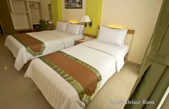 غرفة ثلاثية بسرير كوين وسرير فردي، De Batara Hotel 1/1