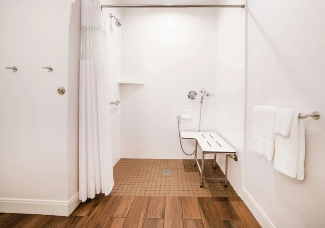 غرفة بسرير كينج مع أريكة، Hampton Inn Cleveland Solon Oh 5/5