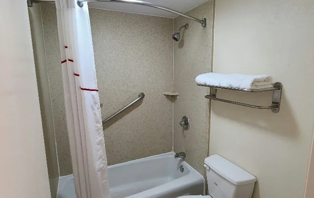 غرفة سوبيريور بسرير كينج للمدخنين، Econo Lodge Tifton 2/3