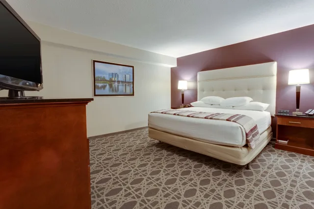 جناح بسرير كينج بغرفتين مع أريكة في طابق مرتفع، Drury Inn Suites Kansas City Overland Park 1/8