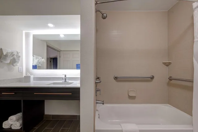 جناح بسريرين مزدوجين بغرفة نوم واحدة مع أريكة، Homewood Suites by Hilton Jackson-Ridgeland 7/10