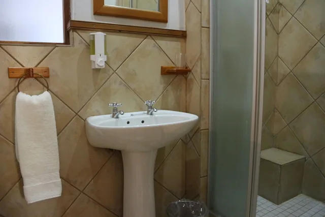 غرفة عائلية بسرير كوين وسريرين فرديين بغرفتي نوم، Aan Die Oewer Guest House 2/3