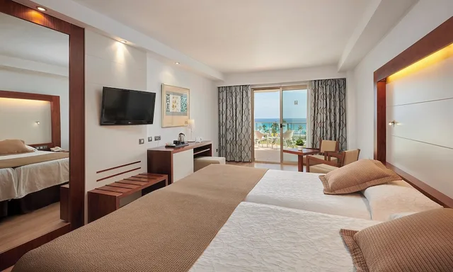 غرفة بسرير مزدوج وسرير فردي بإطلالة على البحر بشرفة، Hipotels Cala Millor Park 1/2