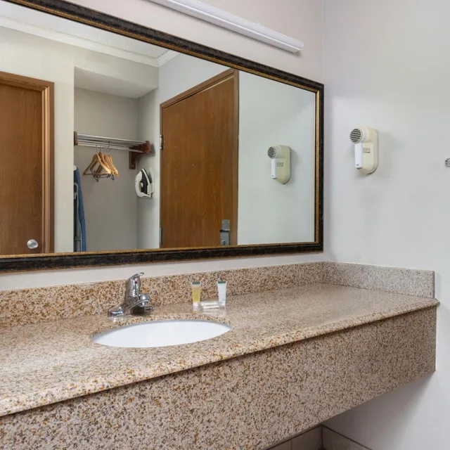 جناح بسرير كوين، Days Inn & Suites By Wyndham Kansas City South 3/4