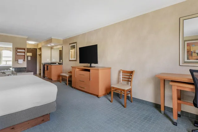 جناح بسرير كينج مع أريكة بحوض جاكوزي، Best Western Davison Inn 9/10