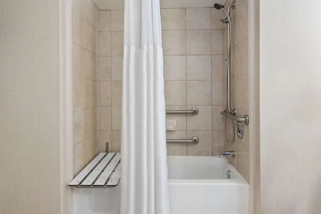 جناح بسرير كينج وسريرين كوين بغرفتي نوم لذوي الإعاقة، Homewood Suites by Hilton Holyoke-Springfield/North, MA 6/9