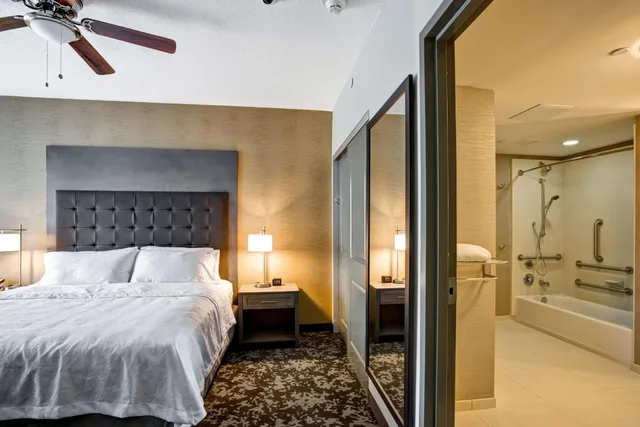 جناح بسريرين كوين بغرفة نوم واحدة مع أريكة، HOMEWOOD SUITES BY HILTON CHRISTIANSBURG 3/5
