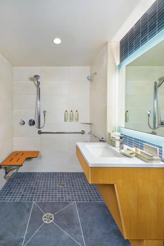 غرفة بسريرين مزدوجين بإطلالة جزئية على البحر، Renaissance Honolulu Hotel & Spa 3/3