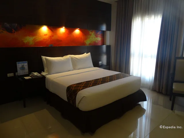 Deluxe, Queen Bed, Infinity Suites 1/3