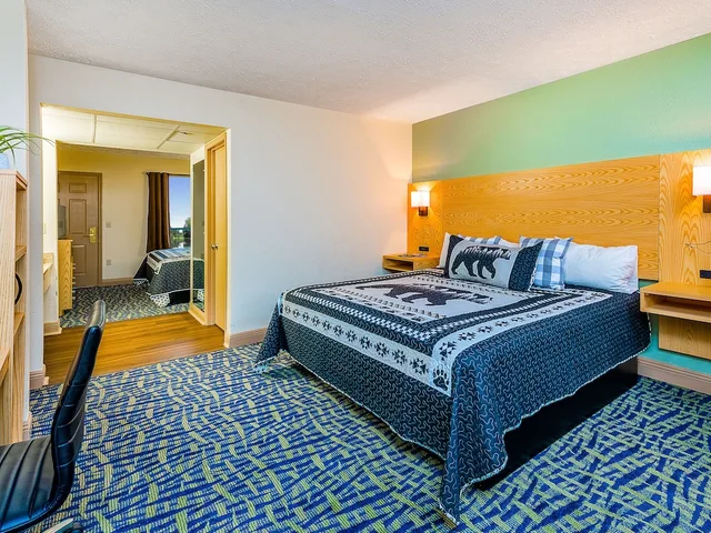 Efficiency, 2 King Beds, Kitchen, Ground Floor، Creekstone Inn 1/4