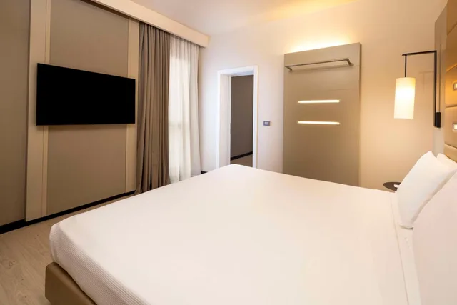غرفة قياسية رباعية بسرير كينج وسريرين منفصلين، Best Western Plus Tower Hotel Bologna 4/8