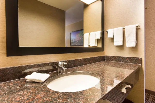 جناح بسرير كينج بغرفتين مع أريكة بحوض استحمام لذوي الإعاقة، Drury Inn and Suites Jackson 2/2