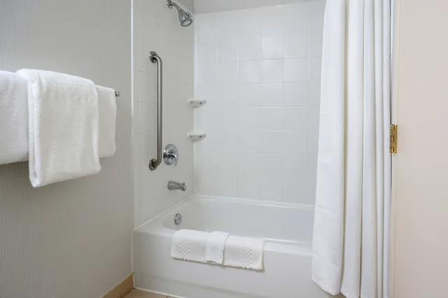 غرفة بسرير كينج مع أريكة، Courtyard Danville 6/8