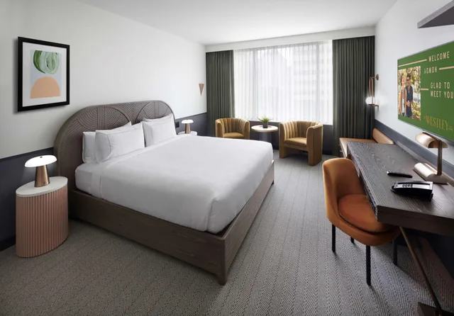 غرفة ديلوكس بسرير كينج بإطلالة على المدينة، The Westley Calgary Downtown, Tapestry Collection by Hilton 2/3