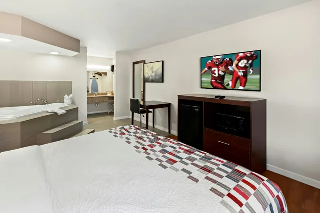 غرفة سوبيريور بسرير كينج بحوض جاكوزي للمدخنين، RED ROOF INN MUSCLE SHOALS 2/6