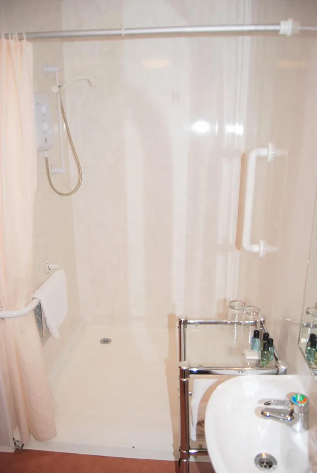 غرفة بسريرين منفصلين في الطابق الأرضي، Kingswood Hotel 5/5