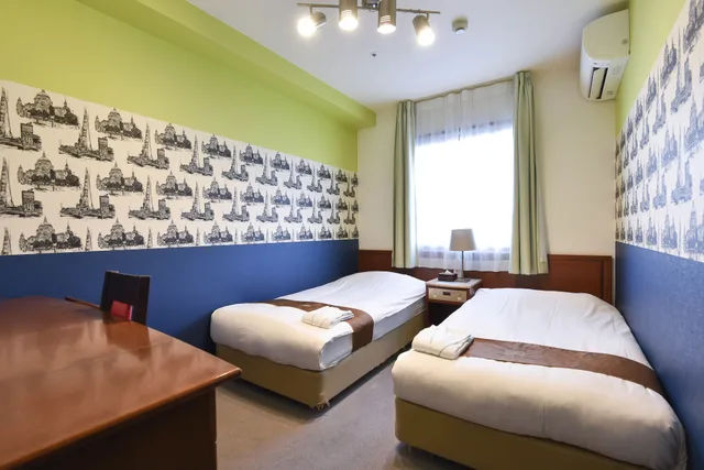 غرفة بسريرين منفصلين وسريرين فرديين، New Osaka Hotel Shinsaibashi 9/10