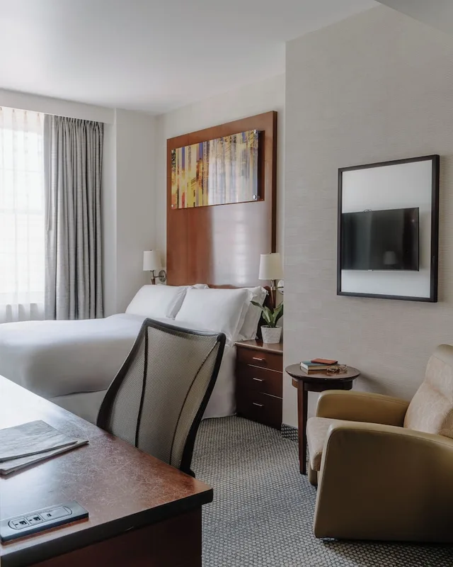 غرفة قياسية بسرير كوين، Club Quarters Hotel In Philadelphia 3/7