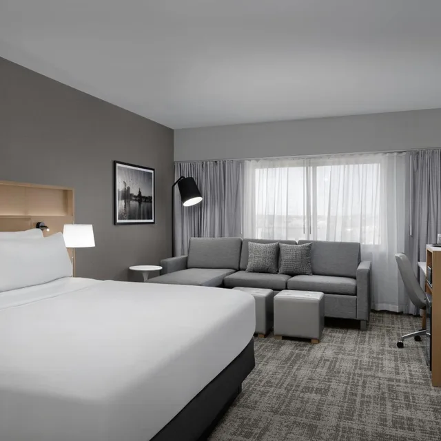غرفة بسرير كينج مع أريكة، Radisson Hotel Cedar Rapids, IA 1/4