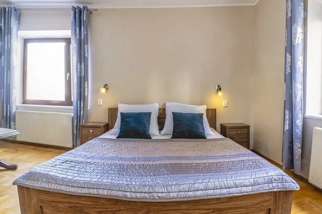 غرفة رباعية بسرير كوين مع أريكة، Royal Residence 7/10