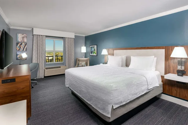 غرفة بسرير كينج بإطلالة، Hampton Inn Savannah - Historic District 1/3