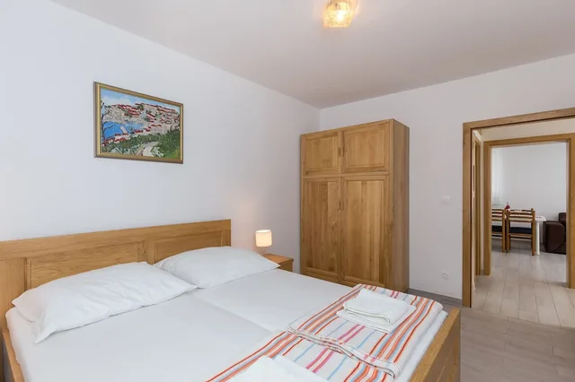 شقة بسريرين كوين بإطلالة على المسبح بشرفة بغرفتي نوم، Villa Celenca 1/3
