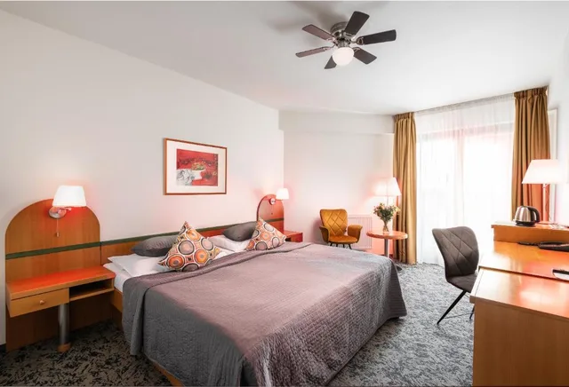 Deluxe, Twin Beds, Balcony, Troja 1/4