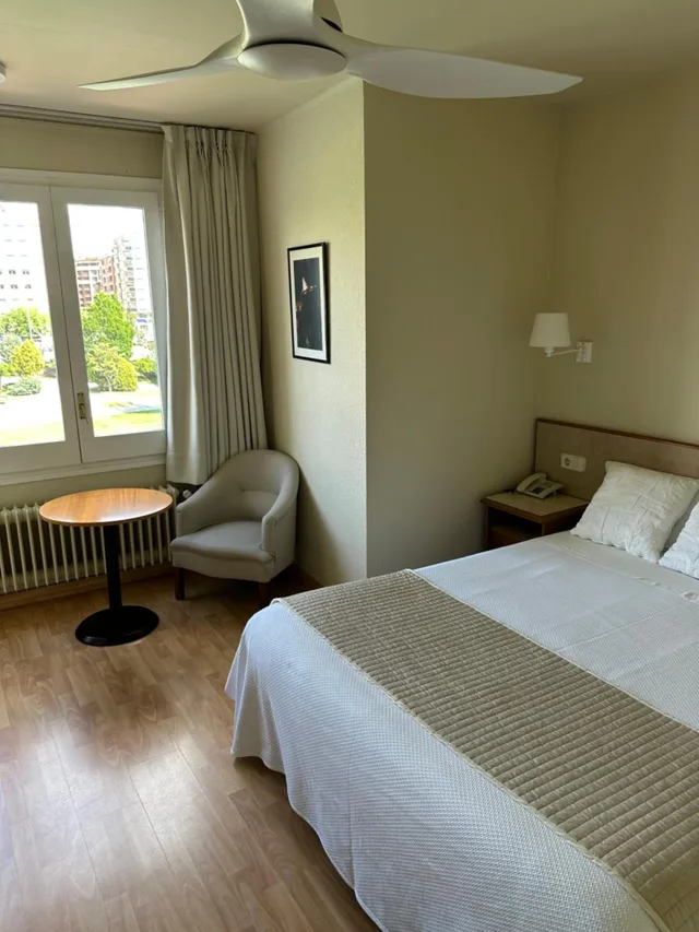 غرفة بسرير مزدوج أو سريرين منفصلين بإطلالة، Hotel Balaguer 2/10