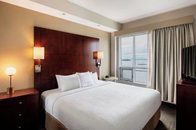 جناح ركني بسريرين كينج بإطلالة على البحيرة بغرفتي نوم مع أريكة، Residence Inn By Marriott Kingston Water S Edge 2/4