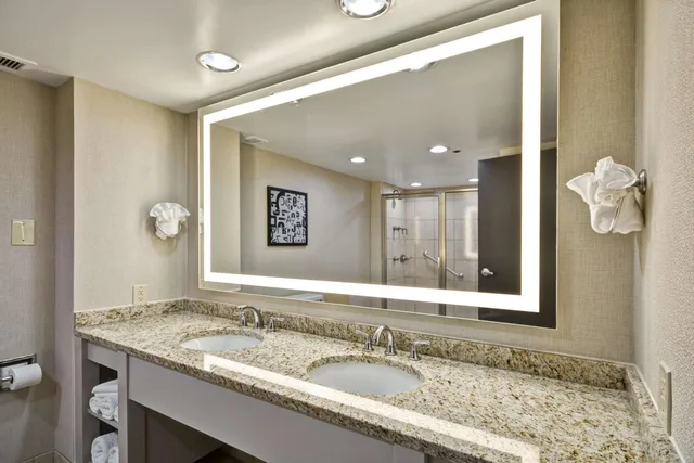 جناح رئاسي بسرير كينج بغرفتي نوم، Embassy Suites Charlotte 7/7