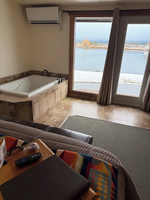 جناح بسرير كينج بإطلالة على الجبل بشرفة، Ninepipes Lodge 7/7