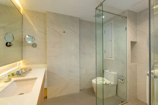 جناح عائلي بريميوم بسرير كينج وسرير فردي، Wyndham Garden Naithon Phuket 3/3