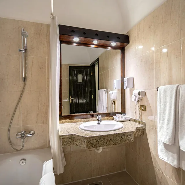 غرفة قياسية بسرير مزدوج بإطلالة على الحديقة، Arabella Azur Resort 5/6