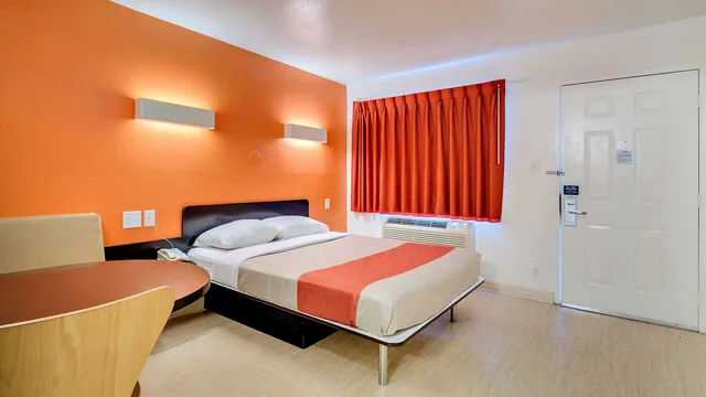 1 Queen Bed - ADA/Tub، Motel6 Linthicum Heights, MD - BWI Airport 6/7
