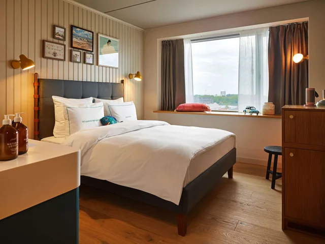 غرفة قياسية بسرير كينج، 25hours Hotel Copenhagen Paper Island 1/5