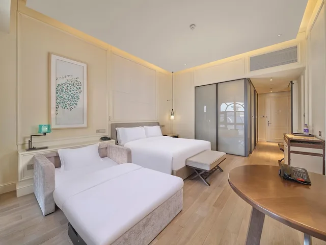 غرفة ديلوكس بسرير كينج بإطلالة على البحر، Hilton Dalian Golden Pebble Beach Resort 2/6