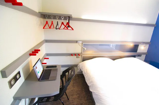 Room, Twin Beds, Enzo Hotels Trappes by Kyriad Direct 1/7