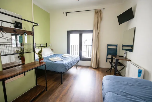 غرفة ثلاثية بسرير مزدوج وسرير فردي، Ostello Bello Napoli 2/6